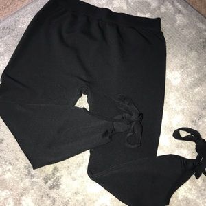 Stretchy leggings with calf straps